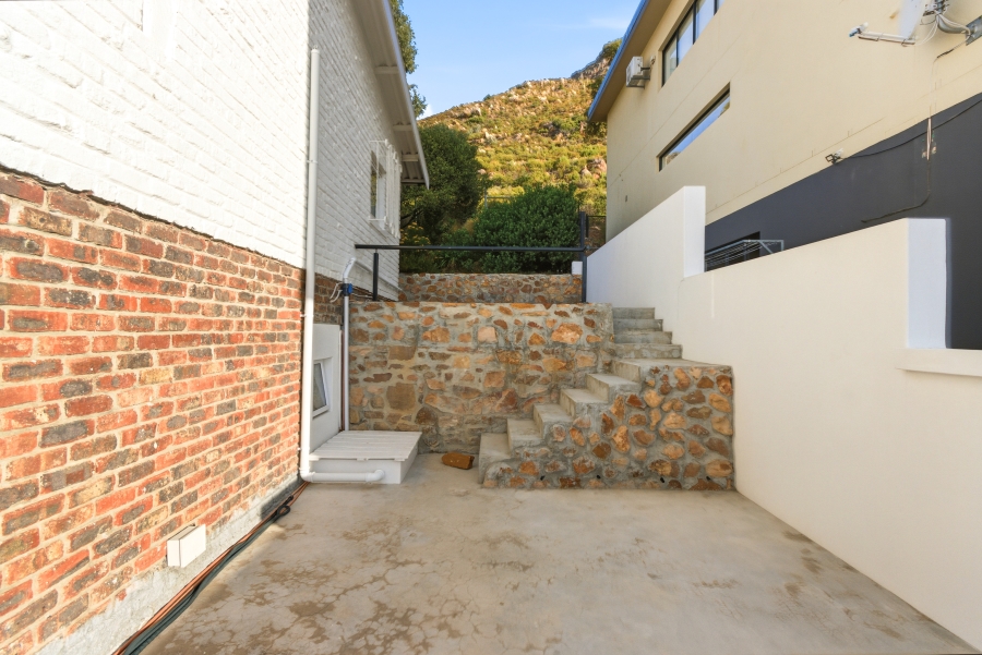 7 Bedroom Property for Sale in Mountainside Western Cape